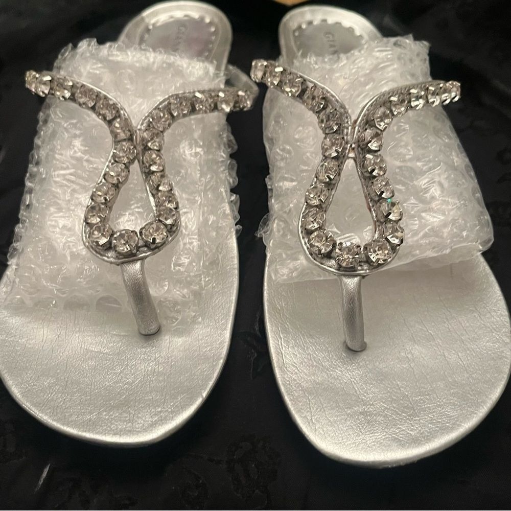 Gianni Bini 8 Women's Thong Leather Sandals 2-inch Pumps Silver Gray Clear Stone - Picture 2 of 9